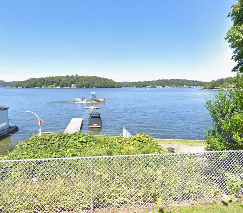 Public restroom facilities in Hopatcong, New Jersey