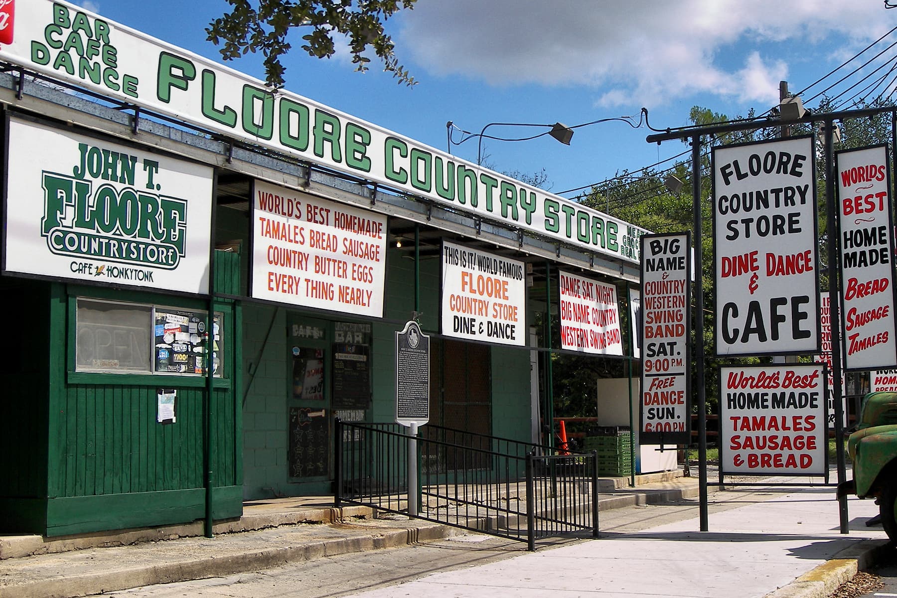 Public restroom facilities in Helotes, Texas