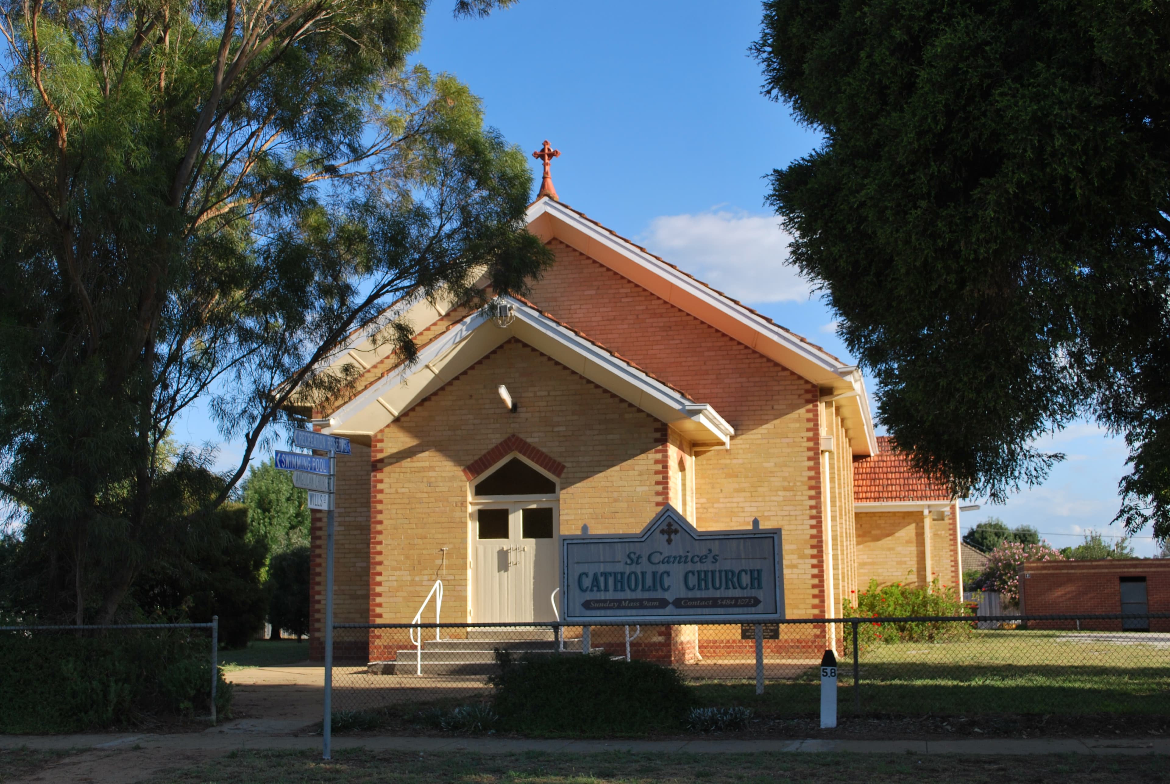 Public toilet facilities in Lockington, VIC