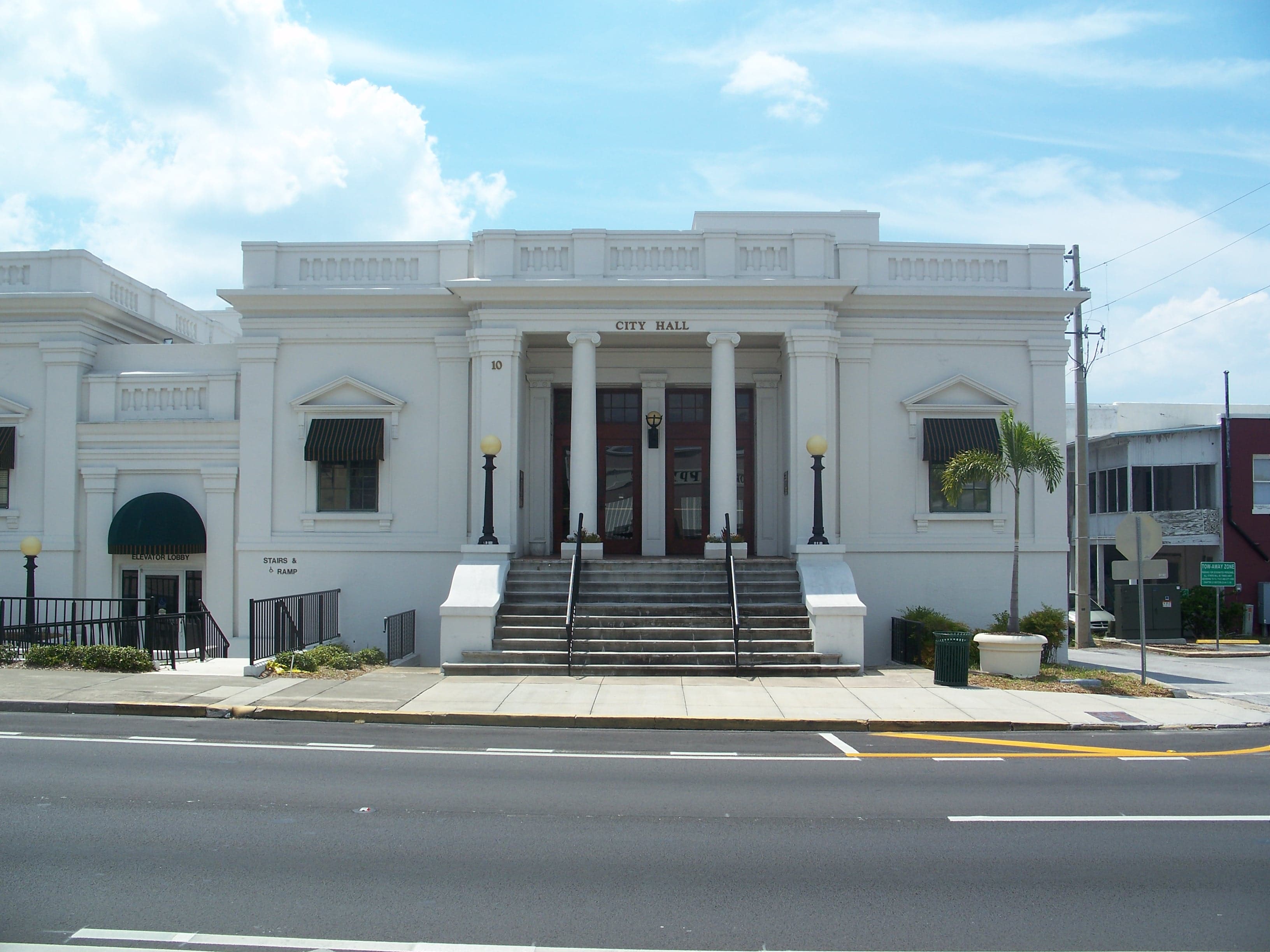 Public restroom facilities in Eustis, Florida